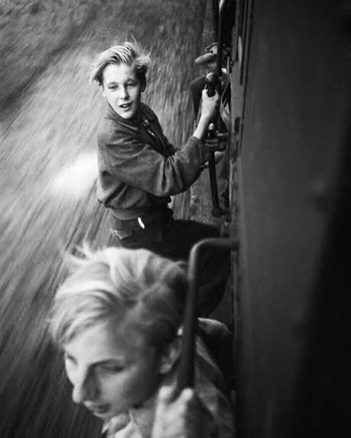 22. 1945. Мальчики едут на поезде после освобождения Голландии. Фотография Менно Хейзинга