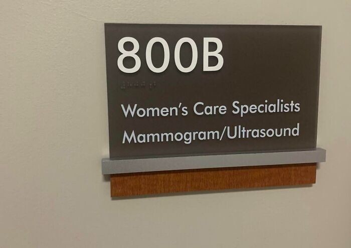 6. Кабинет маммографии и ультразвуковой диагностики. Номер на двери можно прочитать как «Сиськи»