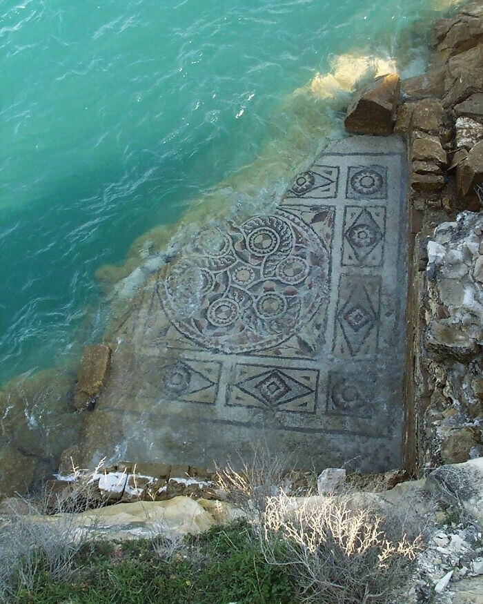 Напольная мозаика  римской виллы, обнаруженная при раскопках в древнем городе Зевгма