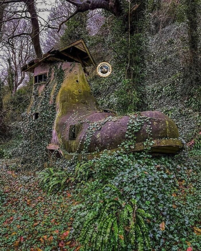 Заброшенный дом-ботинок в английском лесу