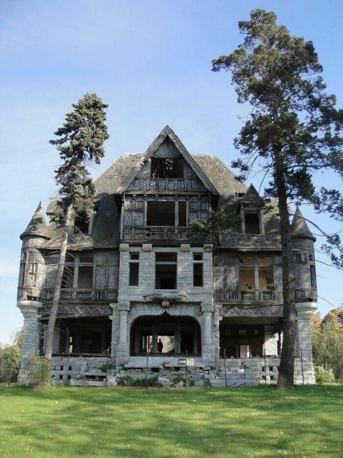 Вилла Викофф на острове Карлтон, штат Нью-Йорк, была построена в 1894 году и заброшена в 1920-х годах