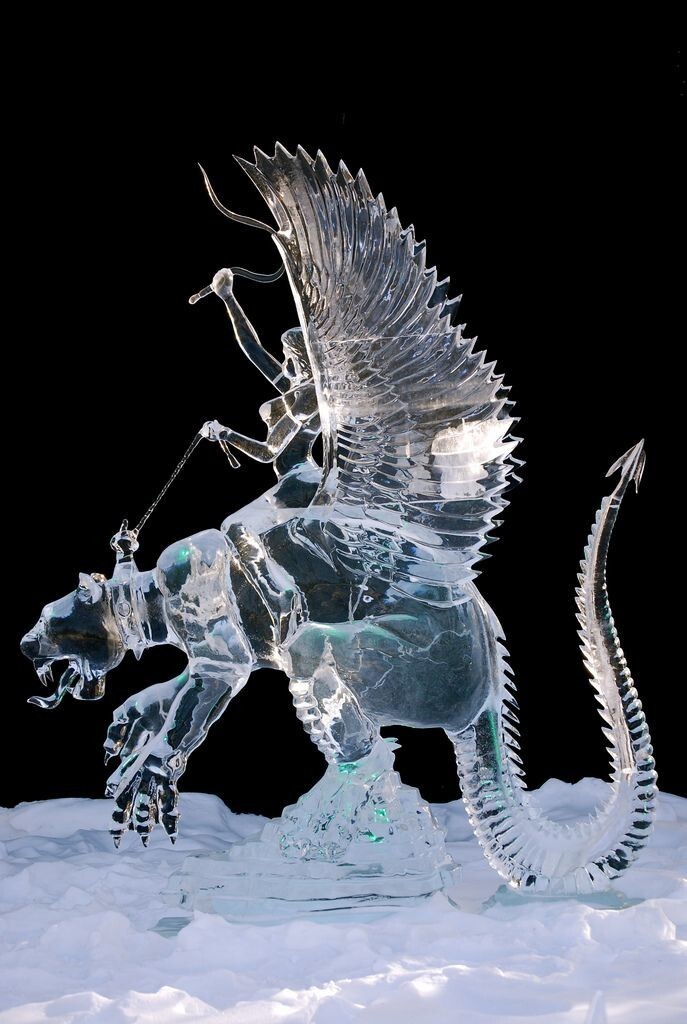 Удивительно детализированная скульптура в стиле фэнтези, вырезанная из одного куска льда