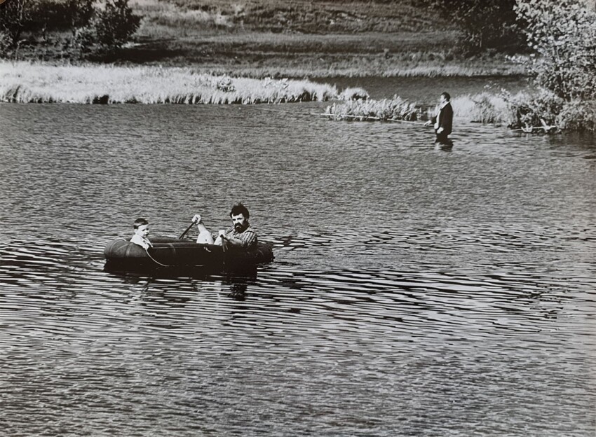 Умиротворяющий пейзаж с рыбаками и надувной лодкой. Фото В. Златомрежев