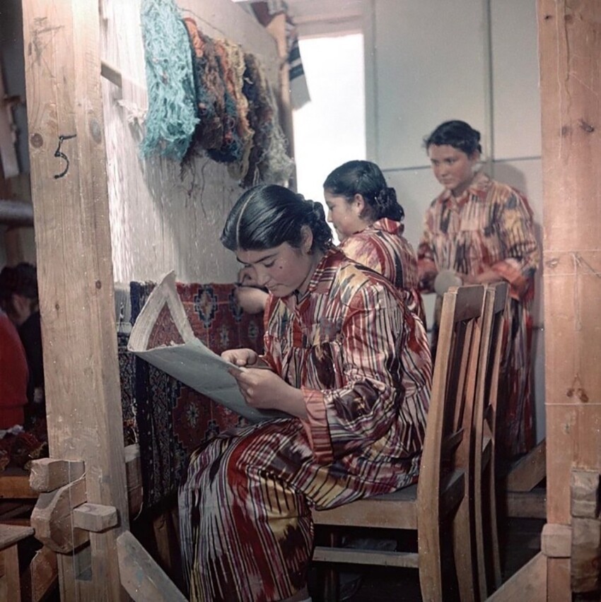 Студентки профессионального ткацкого училища за изготовлением ковров . Узбекская ССР, 1950-ые. Автор фото : Семён Фридлянд