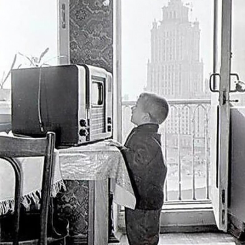 Маленький москвич смотрит телевизор. СССР. 1950-е