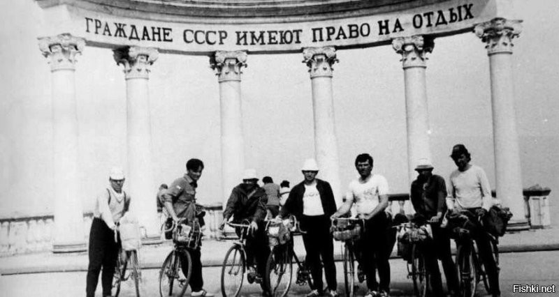 7 марта 1967 года постановлением ЦК КПСС, Совмина СССР, ВЦСПС введена 5-дневная рабочая неделя с 2 выходными днями 