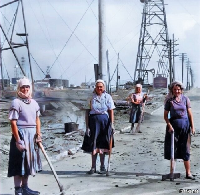 В СССР на благоустройстве дорог работали много женщин