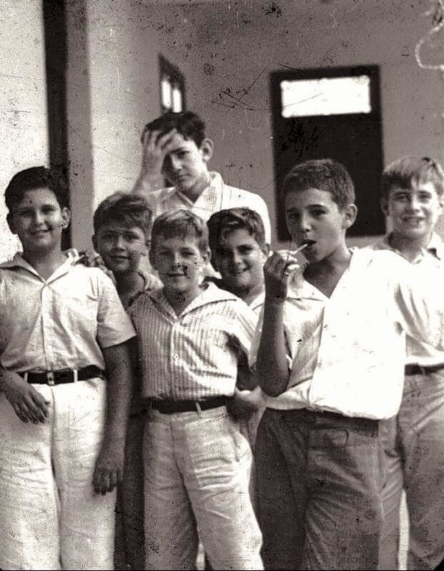 5. Группа гаванских школьников в 1937 году. Мальчик с леденцом это Фидель Кастро