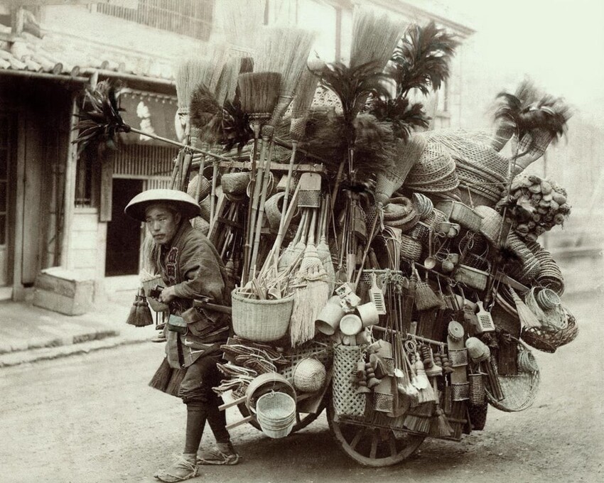 12. Человек, продающий метлы и корзины, Япония, 1890 г