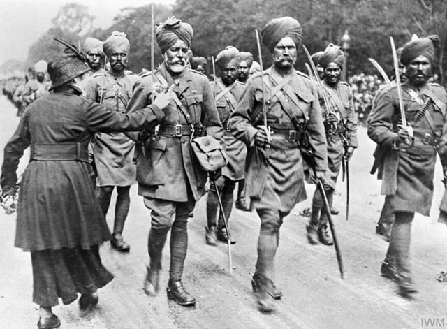 6. Женщина прикрепляет цветок к форме индийского солдата, во время первой мировой войны, 1918 год