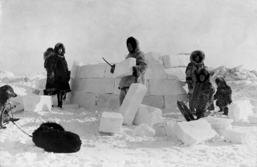 11. Семья инуитов строит иглу на Аляске, 1924 год