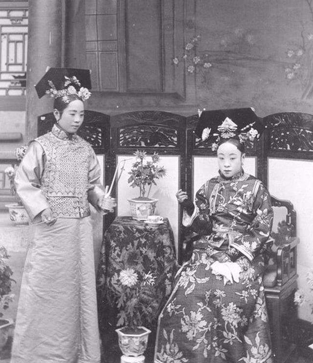 7. Принцесса Чунь (сидит), мать Пуйи, последнего императора Китая, 1900 год