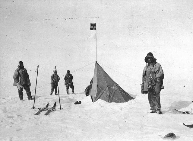 3. Роберт Фалькон Скотт достигает Южного полюса 17 января 1912 года, только для того, чтобы обнаружить, что Амундсен добрался туда первым