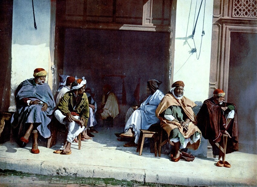Алжирцы возле кафе в Алжире