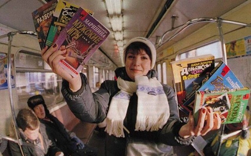  Торговля книгами в вагоне московского метро. Москва, конец 90-х годов