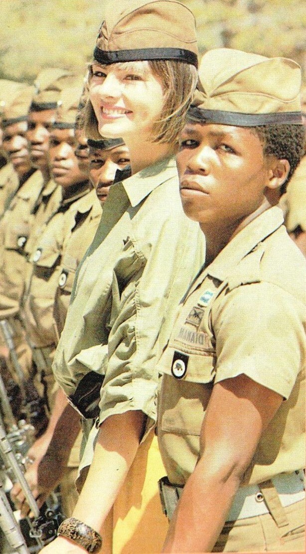 Вильма ван дер Бийл, "Мисс Южная Африка", с черными солдатами Южно-Африканских сил обороны в 1987 году