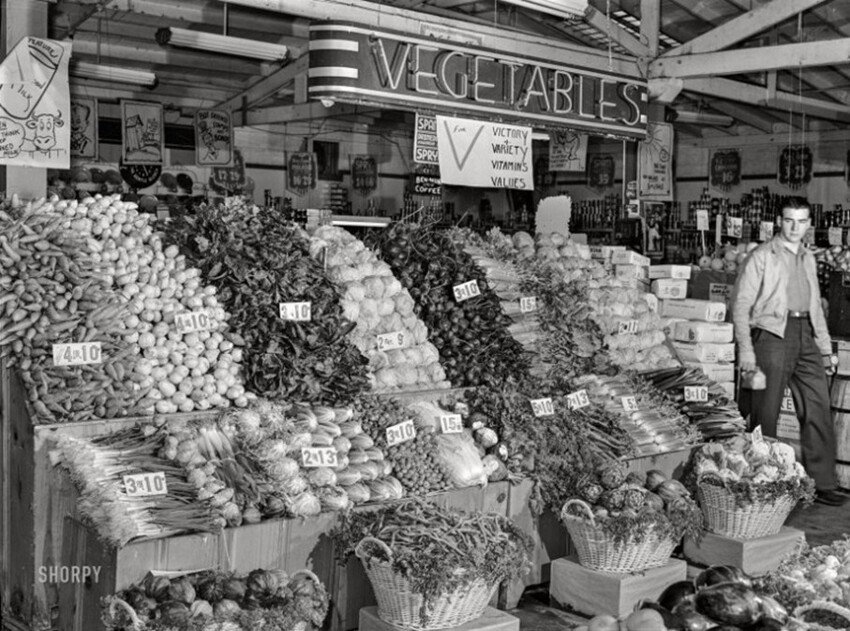 Овощной отдел в супермаркете. Портевиль, Калифорния. США. Февраль 1942 года. (Photo credit: Shorpy)