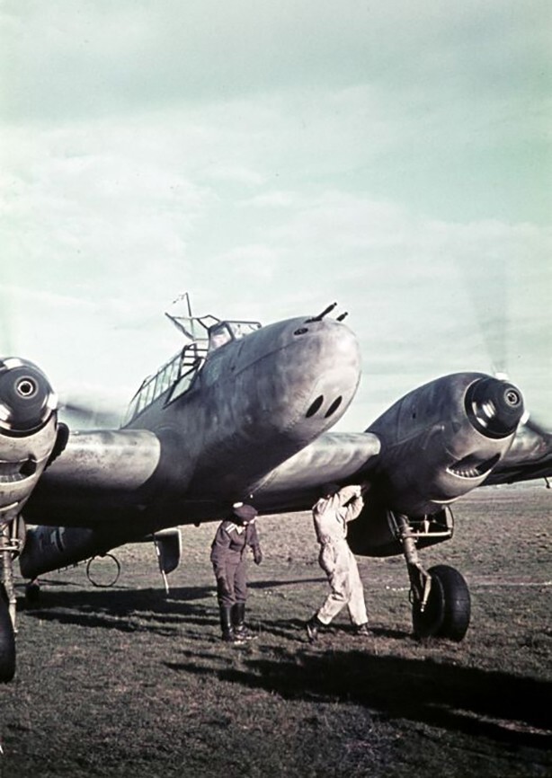 Подготовка немецкого истребителя Мессершмитт Bf.110 к вылету с аэродрома во Франции