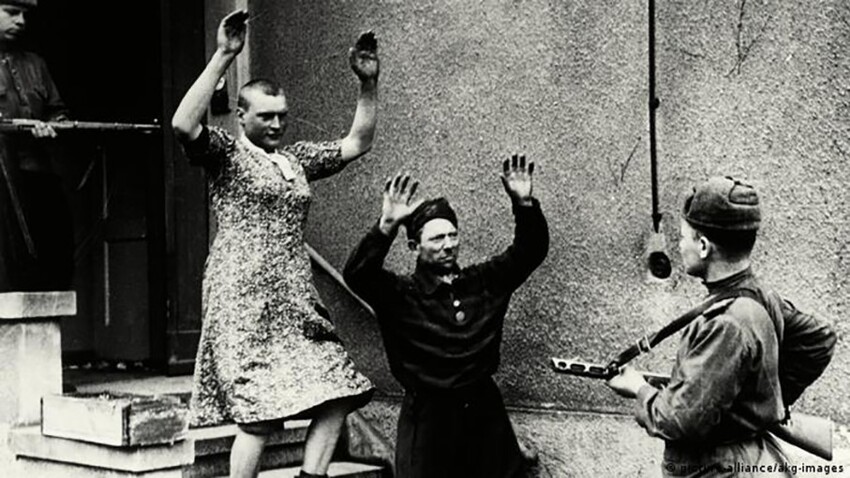 Красноармейцы берут в плен немецких солдат, один в женском платье. Берлин. Май 1945 года. Фото Анатолий Морозов