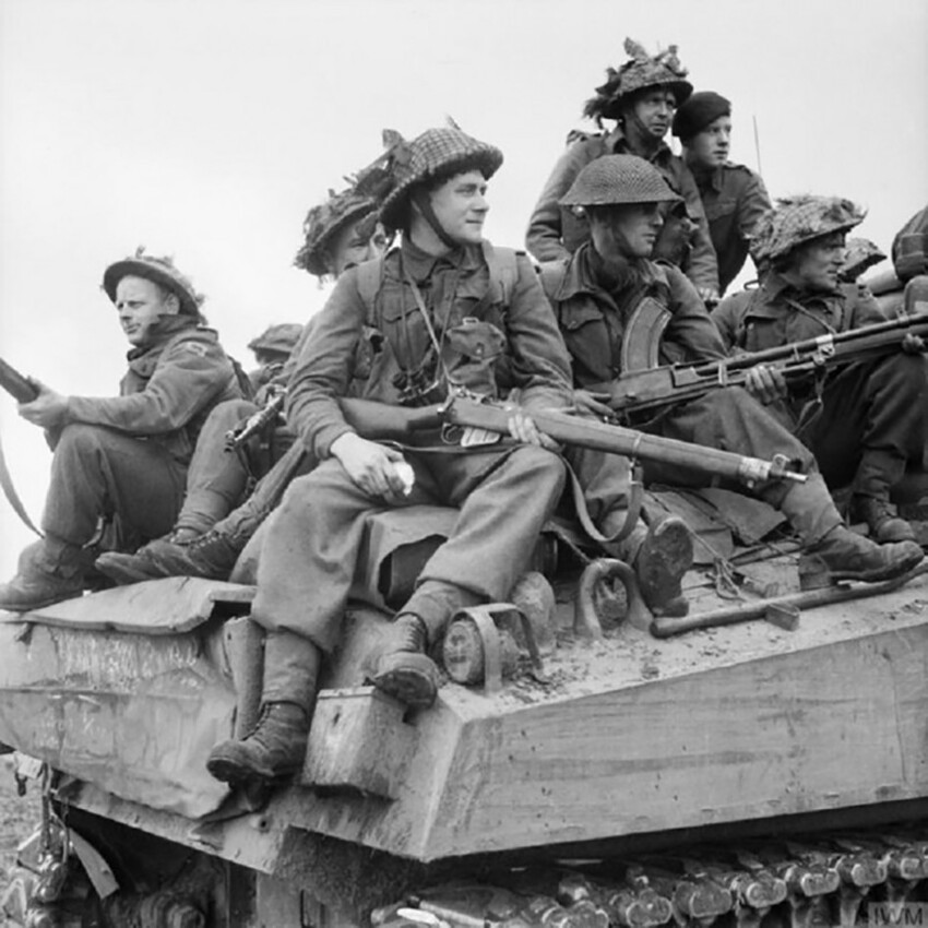 Британские пехотинцы на танке "Шерман". Где-то в Голландии. Вторая мировая война. Сентябрь 1944 года
