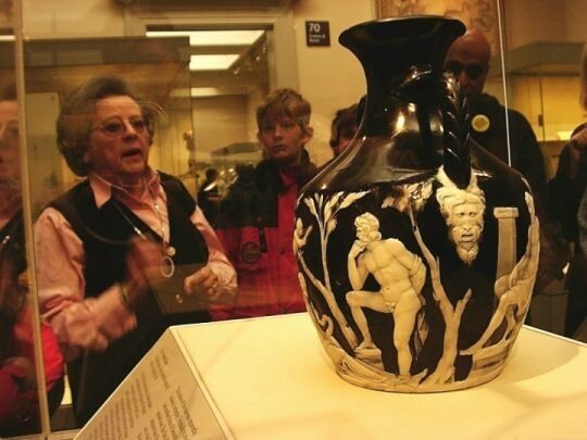 Загадочная Портлендская ваза, которая несколько раз уничтожалась, но восставала как Феникс из пепла