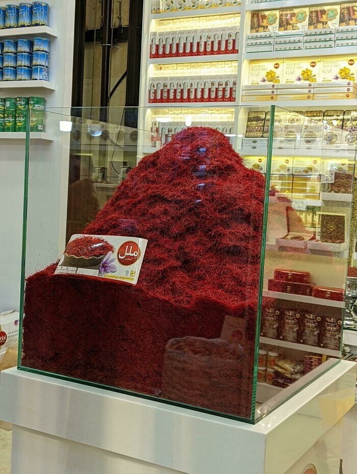 "Гора" из шафрана в магазине, Тегеран