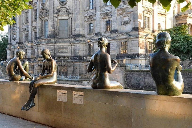 В Берлине женщинам разрешили купаться в фонтанах топлес, но мужчины вряд ли будут этому рады