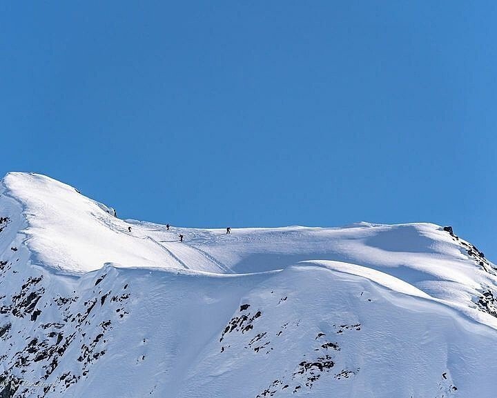 На Аляске задействовали вертолёт, чтобы убрать изображение пениса на одном из горных склонов