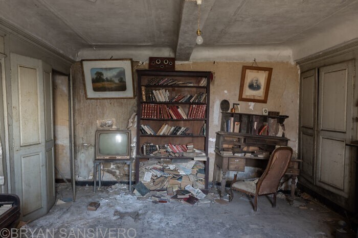 Фотограф показал заброшенный фермерский дом на юге Франции