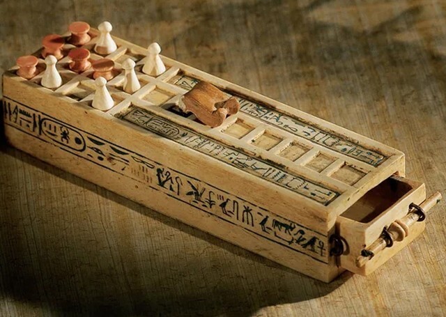 6. Сенет, настольная игра Тутанхамона. 1333 год до н.э., Египет