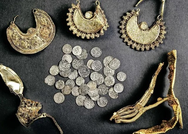 9. 4 золотые сережки, датируемые эпохой войны между Фризией и Голландией, 1000–1050 гг., и серебряные монеты 1200-1250 гг. Найдены в Хугвуде, Нидерланды