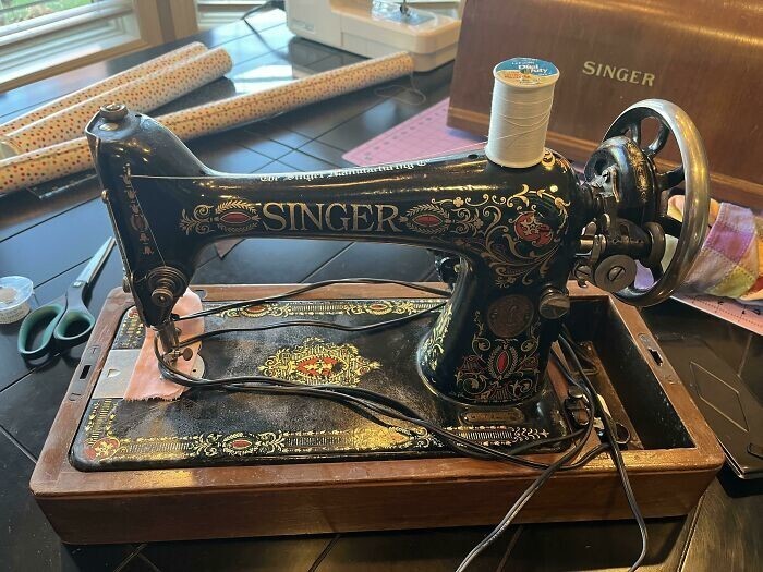 3. "Настоящая швейная машинка Singer 1910 года, доставшаяся мне в наследство от прабабушки. До сих пор работает"