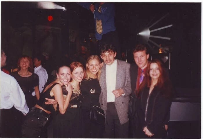 Группа «Блестящие» с поклонниками в клубе «Бегемот». Новосибирск, 1997 год.