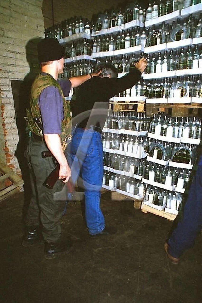 Налоговая полиция конфискует контрафактную водку. 1998 год.