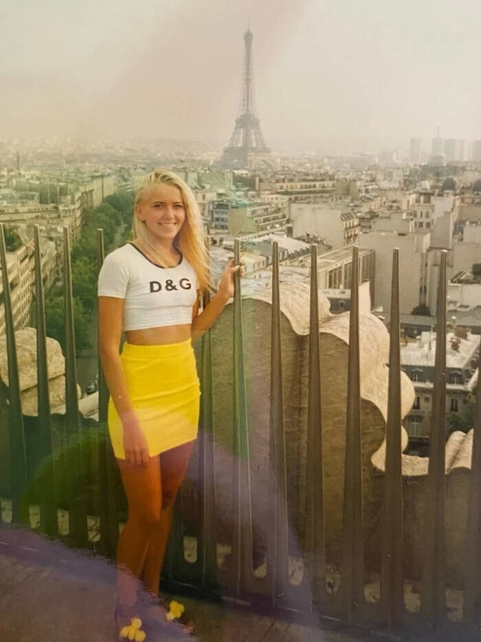 Счастливая туристка на фоне Эйфелевой башни. Париж, 1990-е годы.
