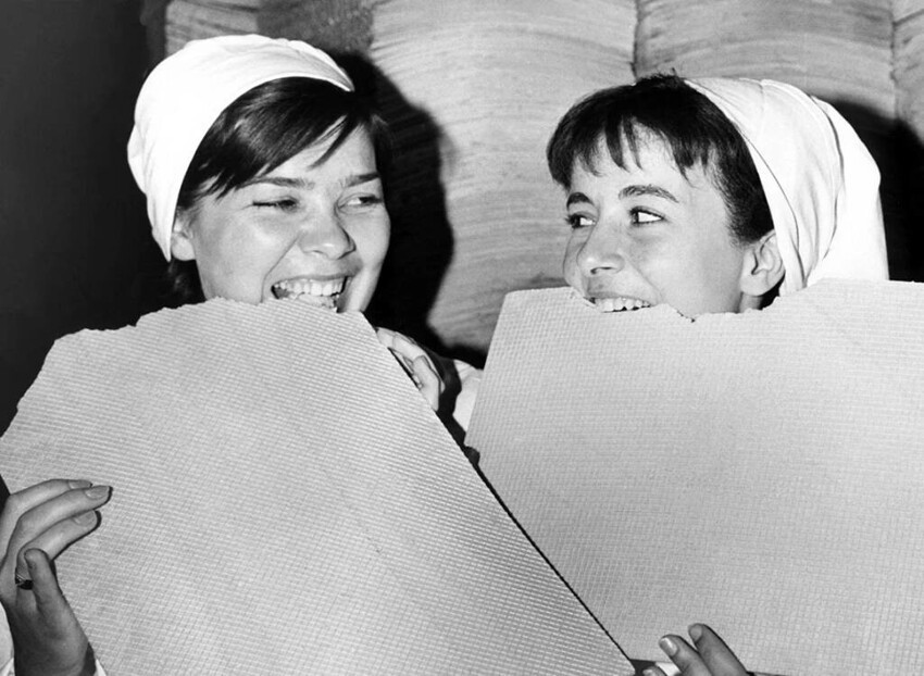 Лариса Голубкина и алжирская киноактриса Самия Денден пробуют вафли на кондитерской фабрике «Рот Фронт», 1965 год