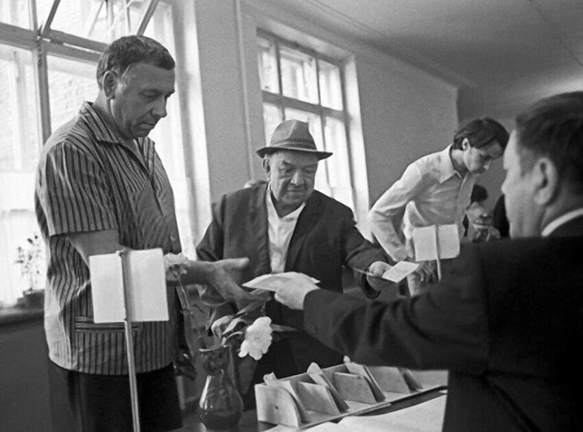 Анатолий Папанов получает бюллетени для голосования на избирательном участке № 8 Краснопресненского района, 1977 год