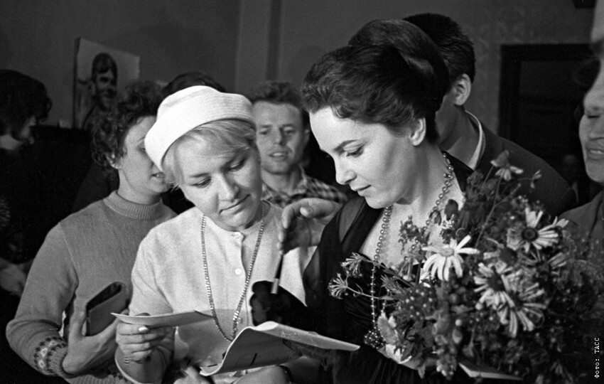 Элина Быстрицкая дает автограф, 1964 год