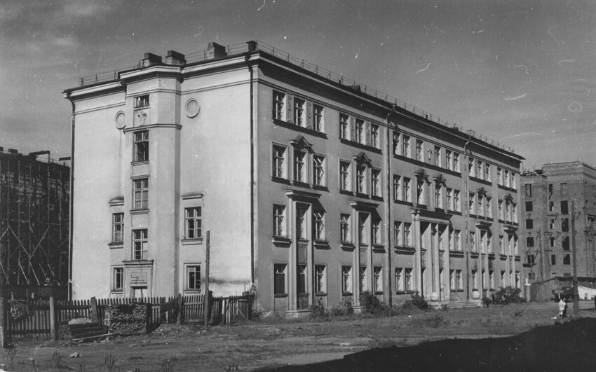 Новенькая школа по адресу Ивановская улица, 11.