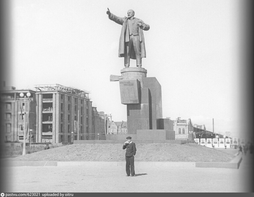 В 1946 году памятник Ленину занял привычное место.