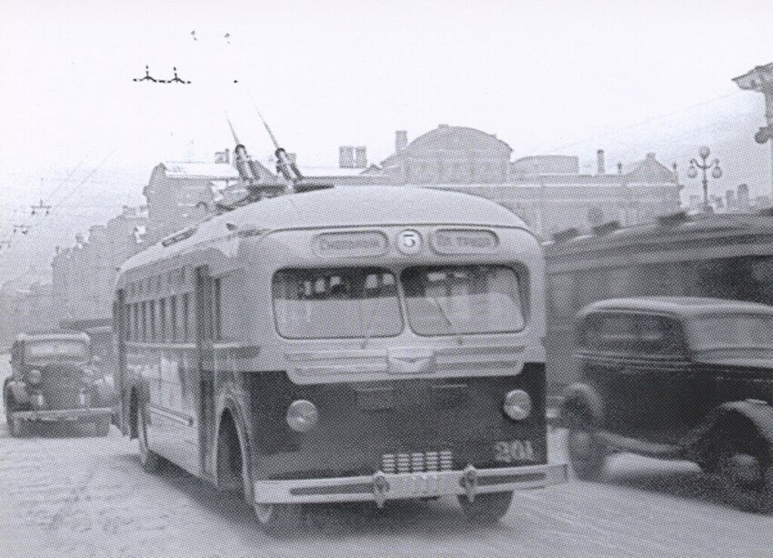 Новенький троллейбус МТБ-82 на улицах города. Он стал небольшим новогодним подарком для Ленинграда и вышел на маршрут 30 декабря 1946 года.