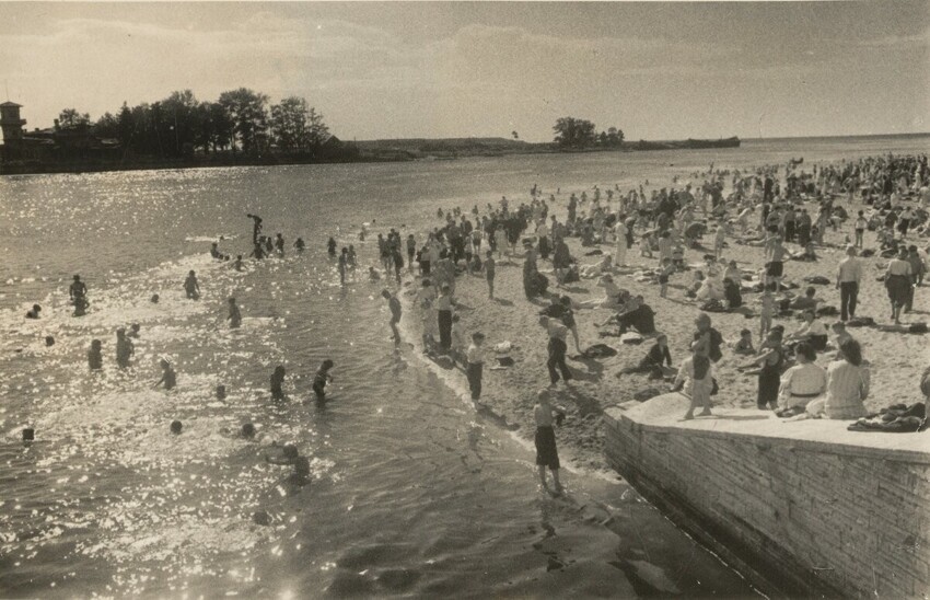 Ну и финальное - жаркое лето 1946 года, ленинградцы встречают первый мирный год купанием в Средней Невке.