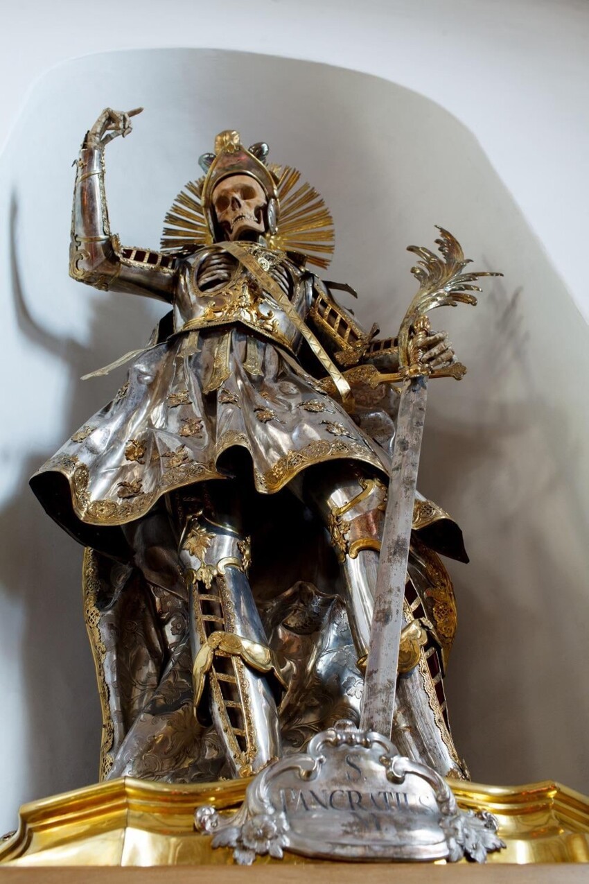 6. Скелет Святого Панкратия в доспехах, в Историческом музее Санкт-Галлена, Швейцария
