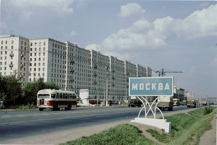 Въезд в Москву со стороны Можайского шоссе (сейчас - это часть Кутузовского проспекта). Ныне в левой части снимка находится вестибюль станции метро "Парк Победы".