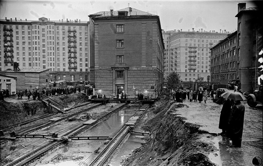 Передвижка дома в Хамовниках для строительства трассы Восточный луч, которая в итоге получит имя Комсомольский проспект.