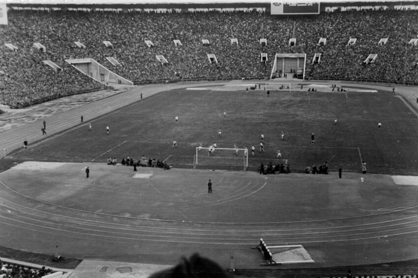 18 мая 1958 года на Большой спортивной арене имени Ленина (сейчас - "Лужники) прошёл товарищеский матч между сборными СССР и Англии. На матче установили рекорд посещаемости - 102.000 человек. Сыграли вничью - 1:1.