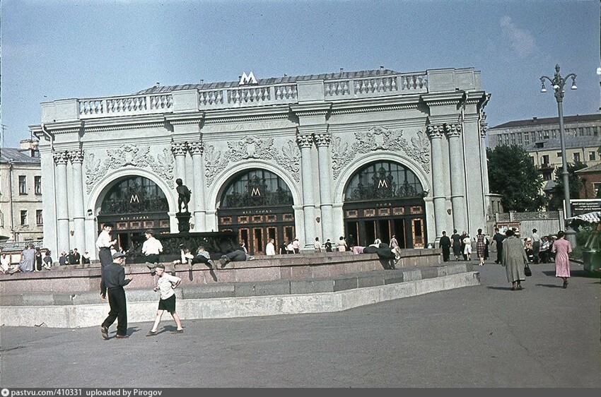 А так тогда выглядела площадь перед вестибюлем станции метро "Арбатская". В 1980-х годах вестибюль поглотит новое здание Генерального штаба Министерства обороны СССР, а вход в метро перенесут.