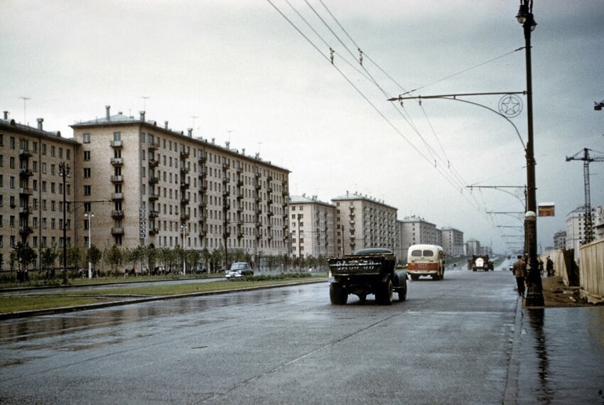 А так тогда выглядел Ленинский проспект неподалёку от перекрёстка с проспектом Ломоносовским.