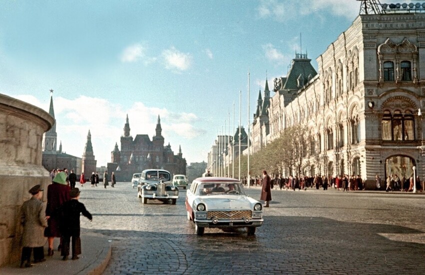 Автомобильное движение на Красной площади. Снимали здесь, кстати, именно "Чайку" - это предсерийный образец автомобиля.