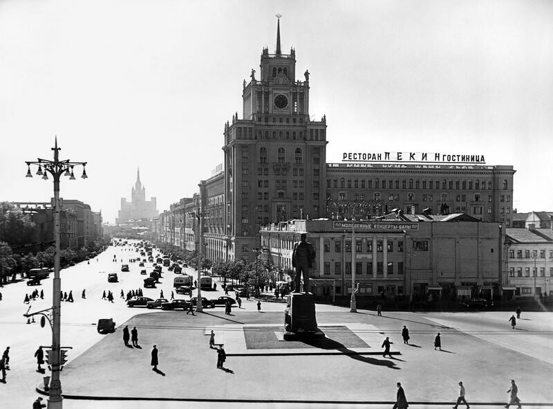 Ещё одно крупная стройка завершилась в 1958 году - открыли гостиницу "Пекин" на площади Маяковского (ныне - Триумфальная площадь). 